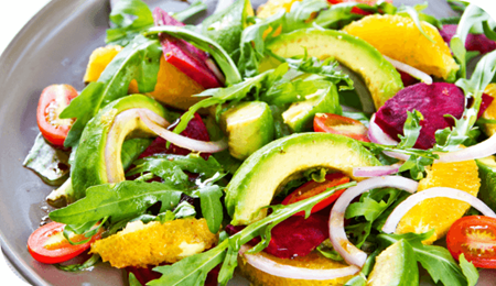 Heerlijke salade met avocadodressing en kruiden