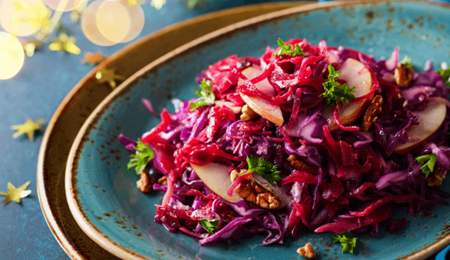 Feestelijke kerstsalade met rode kool en appel