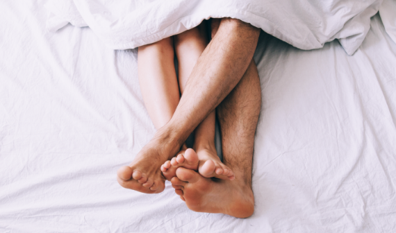 man en vrouw in bed