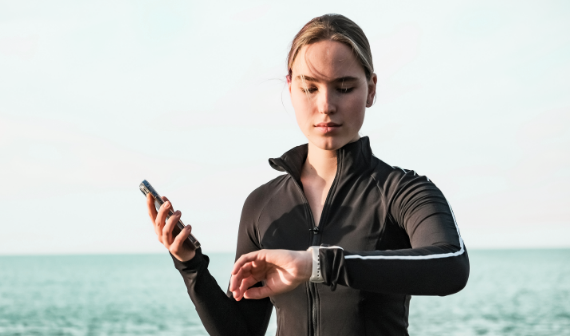 vrouw met sporthorloge