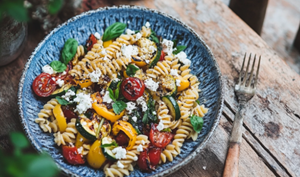 Pastasalade met gegrilde groenten en feta