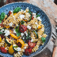 Pastasalade met gegrilde groenten en feta