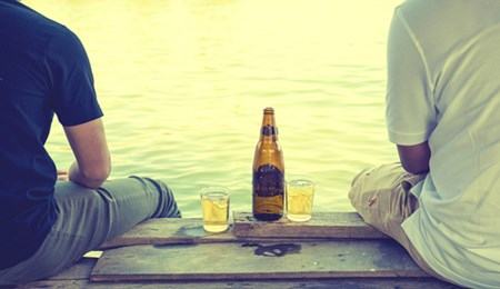 Waarom krijg je altijd honger als je alcohol drinkt?