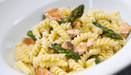 Pasta met asperges en zalm