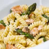 Pasta met asperges en zalm