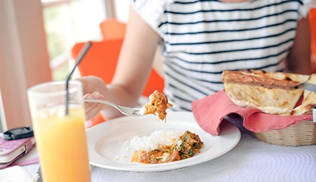 Feit of fabel: Snel eten leidt tot meer eten