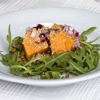 Zoete aardappel met rucola